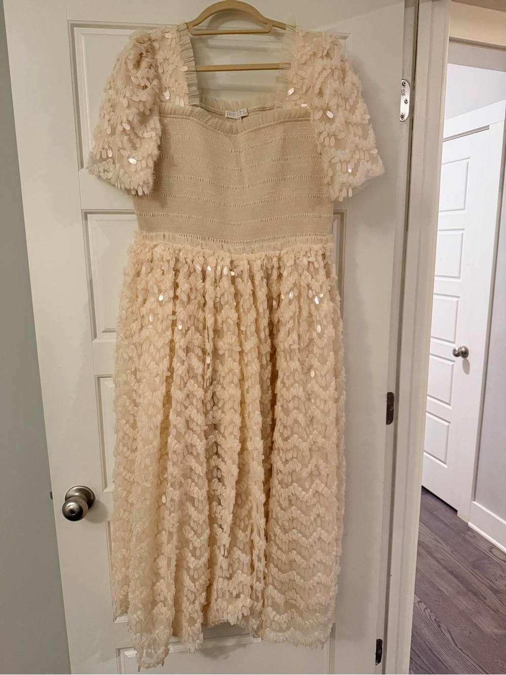 Ivy City Co Ivory Puff-Sleeve Textured Midi Dress - Picture 2 of 4
